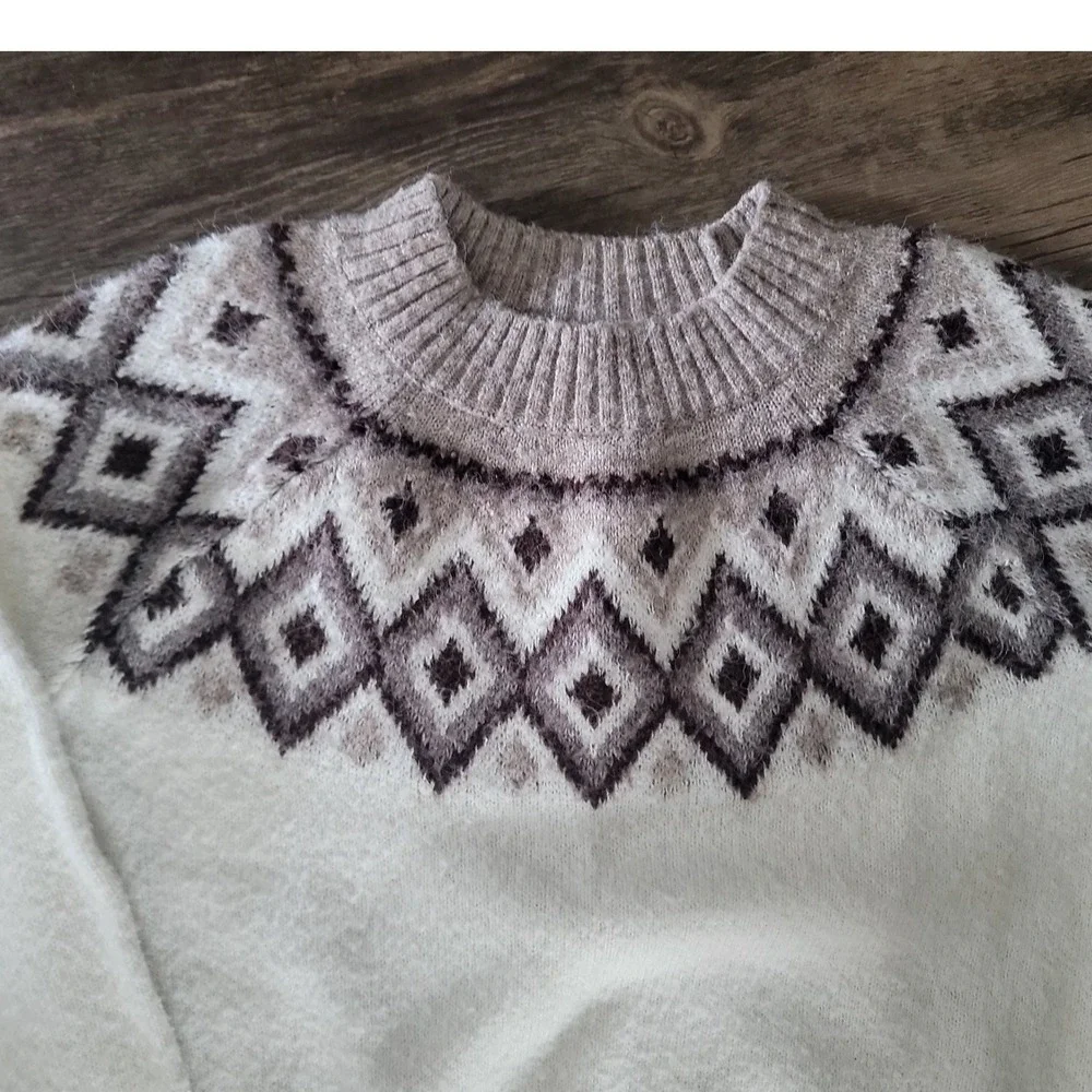 Old Navy Girls M 8 Fair Isle Fuzzy Knit Sweater White Purple Geometric Pullover